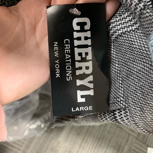 Looks like a skirt but it’s shorts! - Picture 3 of 3